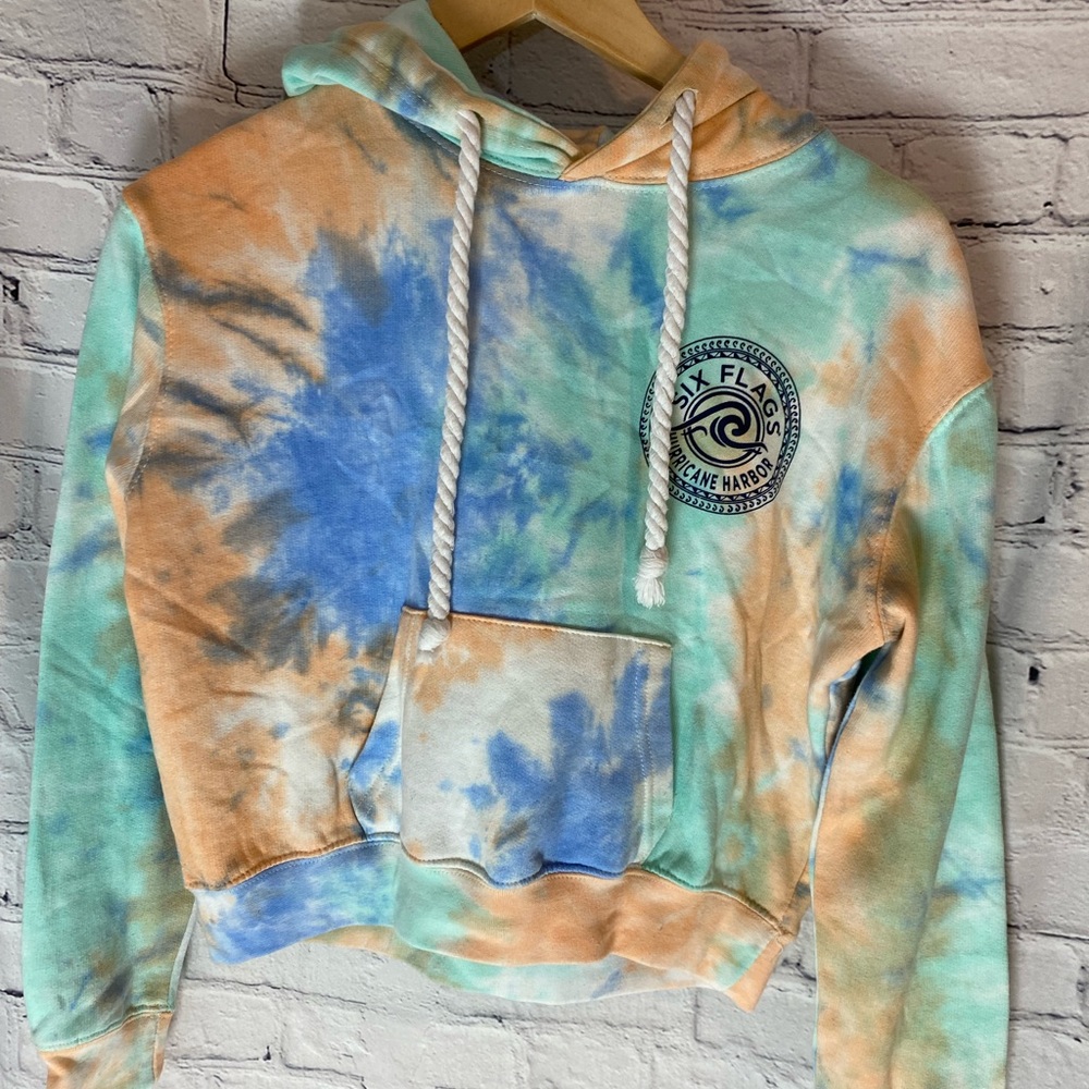 NWOT Six Flags Crop Sweatshirt